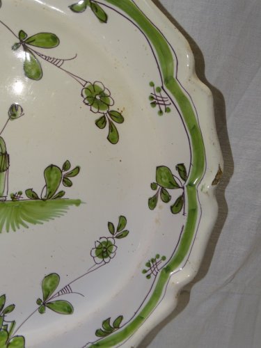 -ANCIEN PLAT POLYLOBE CAMAÏEU VERT GRAND FEU XVIIIe MOUSTIERS MOTIF au CHINOIS D