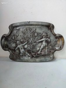 ancien plateau en etain 19eme ? a decor de putti et floral signé AN en bon etat