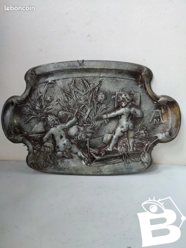 ancien plateau en etain 19eme ? a decor de putti et floral signé AN en bon etat