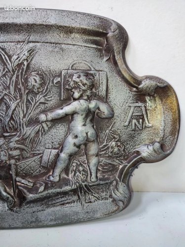 ancien plateau en etain 19eme ? a decor de putti et floral signé AN en bon etat