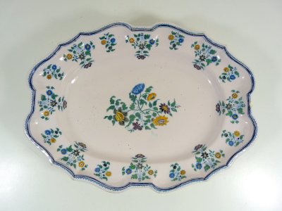 Ancien plateau faïence Moustiers solanée bord contourné D - 40,5 x 30,5 cm