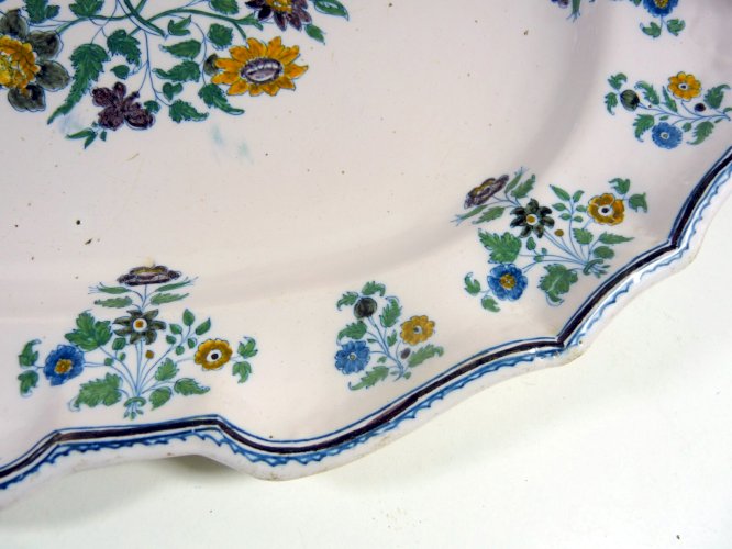 Ancien plateau faïence Moustiers solanée bord contourné D - 40,5 x 30,5 cm