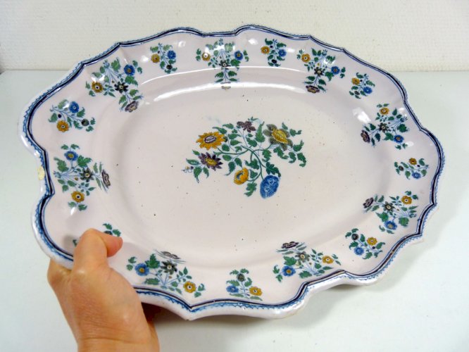 Ancien plateau faïence Moustiers solanée bord contourné D - 40,5 x 30,5 cm