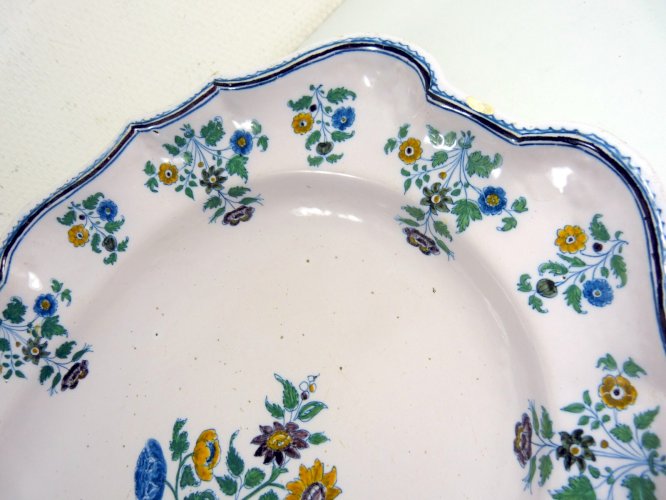 Ancien plateau faïence Moustiers solanée bord contourné D - 40,5 x 30,5 cm