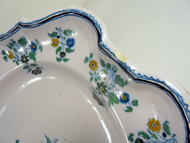 Ancien plateau faïence Moustiers solanée bord contourné D - 40,5 x 30,5 cm