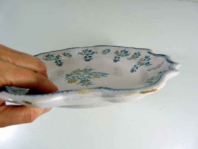 Ancien plateau faïence Moustiers solanée bord contourné D - 40,5 x 30,5 cm