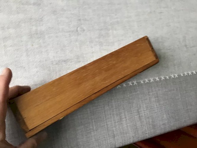 Ancien plumier bois.  Boîte décor danseurs