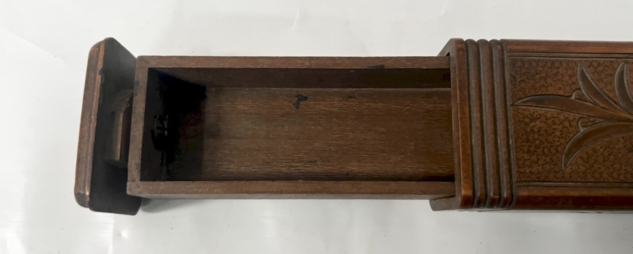 Ancien plumier en bois sculpté XX siècle