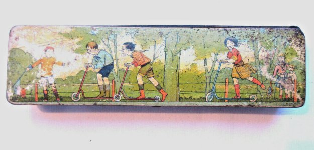 Ancien plumier Napoléon III, carton bouilli, chromo: Enfants et trottinettes