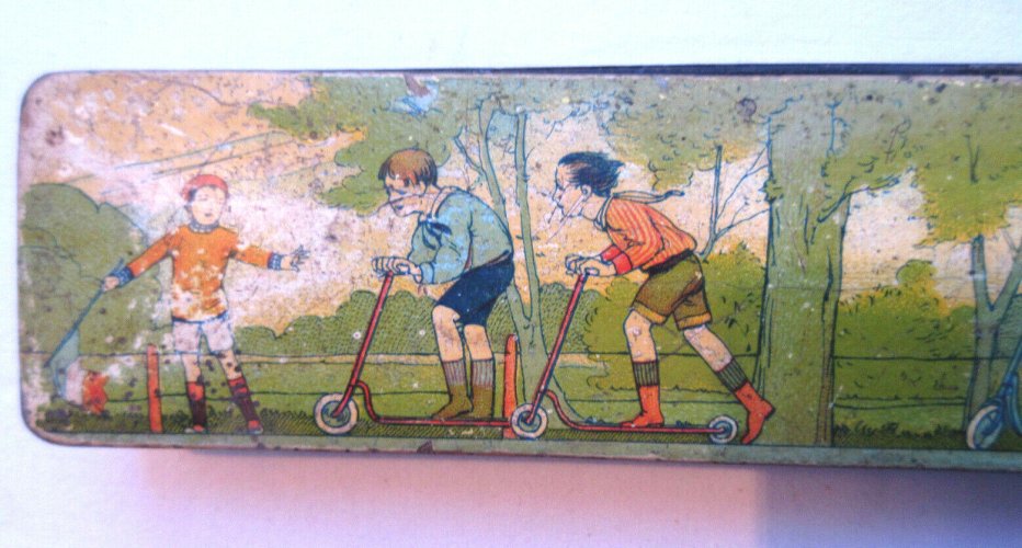 Ancien plumier Napoléon III, carton bouilli, chromo: Enfants et trottinettes