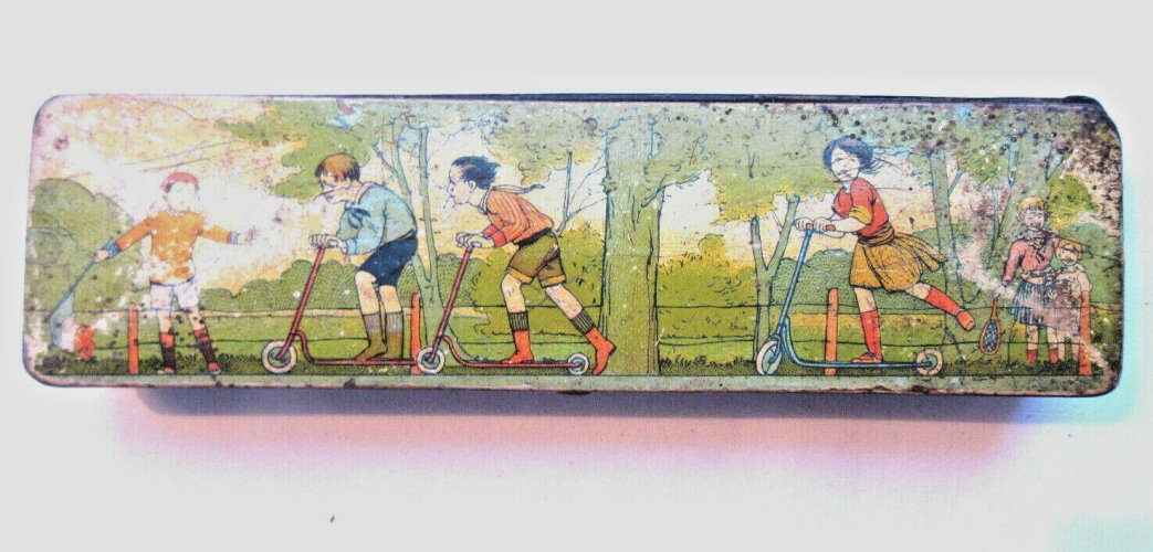 Ancien plumier Napoléon III, carton bouilli, chromo: Enfants et trottinettes