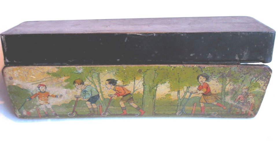 Ancien plumier Napoléon III, carton bouilli, chromo: Enfants et trottinettes