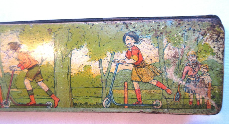 Ancien plumier Napoléon III, carton bouilli, chromo: Enfants et trottinettes