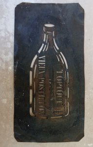 Ancien Pochoir Viticole Cuivre Bouteille Topique du vieux postillon