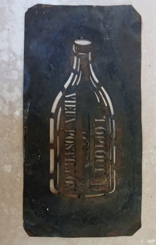 Ancien Pochoir Viticole Cuivre Bouteille Topique du vieux postillon
