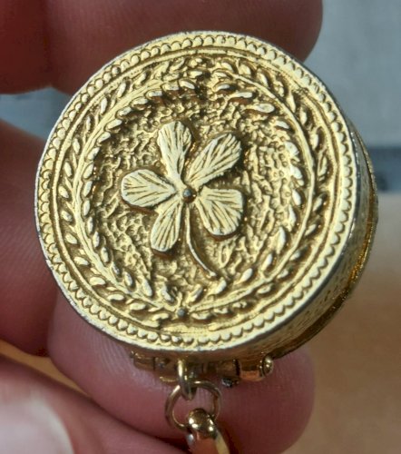 Ancien porte clé, boîte, en métal doré, vintage