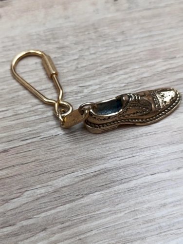 ancien porte cle en forme de chaussure en metal doré en bon etat
