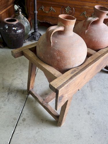 ANCIEN PORTE JARRES EN BOIS AVEC 3 JARRES EN TERRE