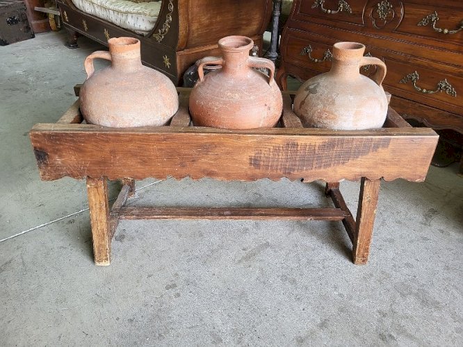 ANCIEN PORTE JARRES EN BOIS AVEC 3 JARRES EN TERRE