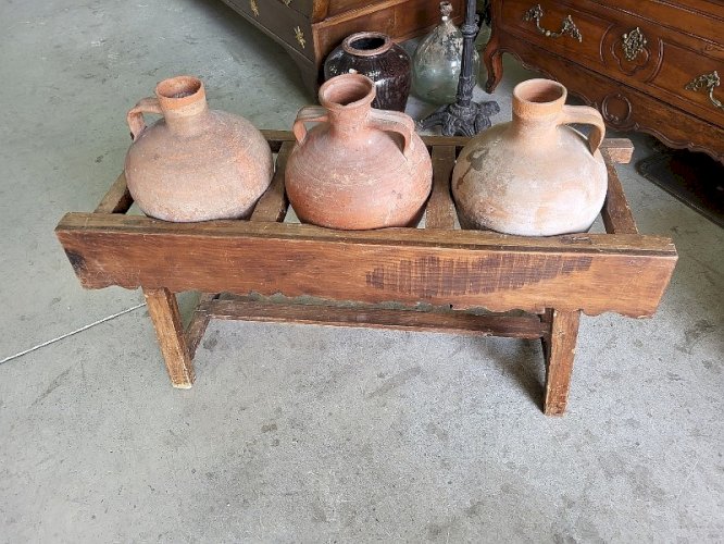 ANCIEN PORTE JARRES EN BOIS AVEC 3 JARRES EN TERRE