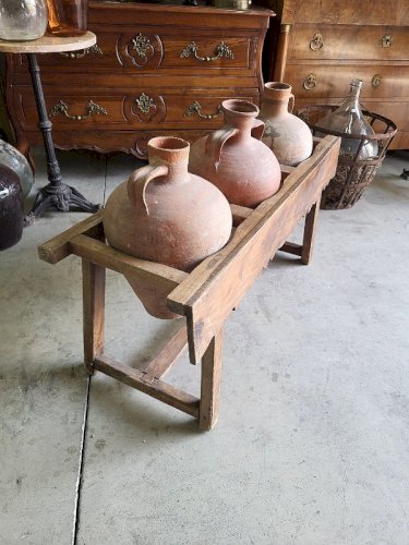 ANCIEN PORTE JARRES EN BOIS AVEC 3 JARRES EN TERRE