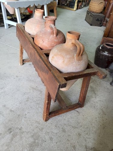 ANCIEN PORTE JARRES EN BOIS AVEC 3 JARRES EN TERRE