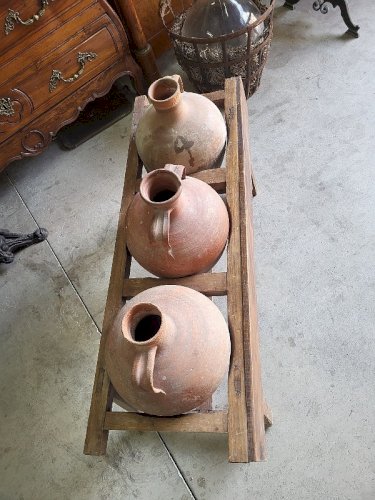 ANCIEN PORTE JARRES EN BOIS AVEC 3 JARRES EN TERRE