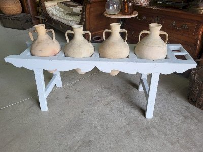 ANCIEN PORTE JARRES EN BOIS PEINT AVEC 4 JARRES EN TERRE