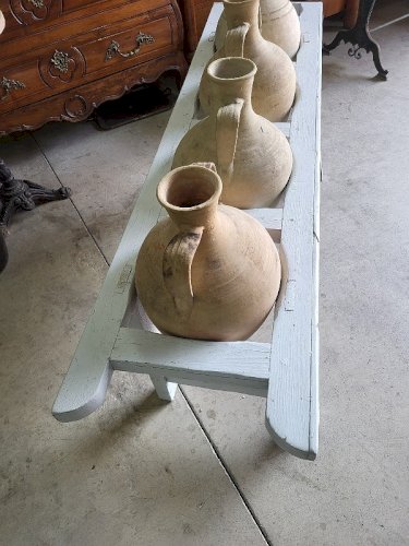 ANCIEN PORTE JARRES EN BOIS PEINT AVEC 4 JARRES EN TERRE
