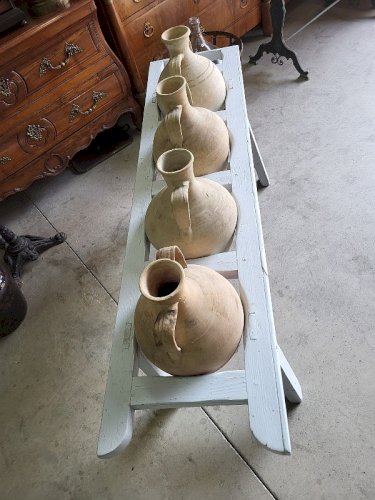 ANCIEN PORTE JARRES EN BOIS PEINT AVEC 4 JARRES EN TERRE