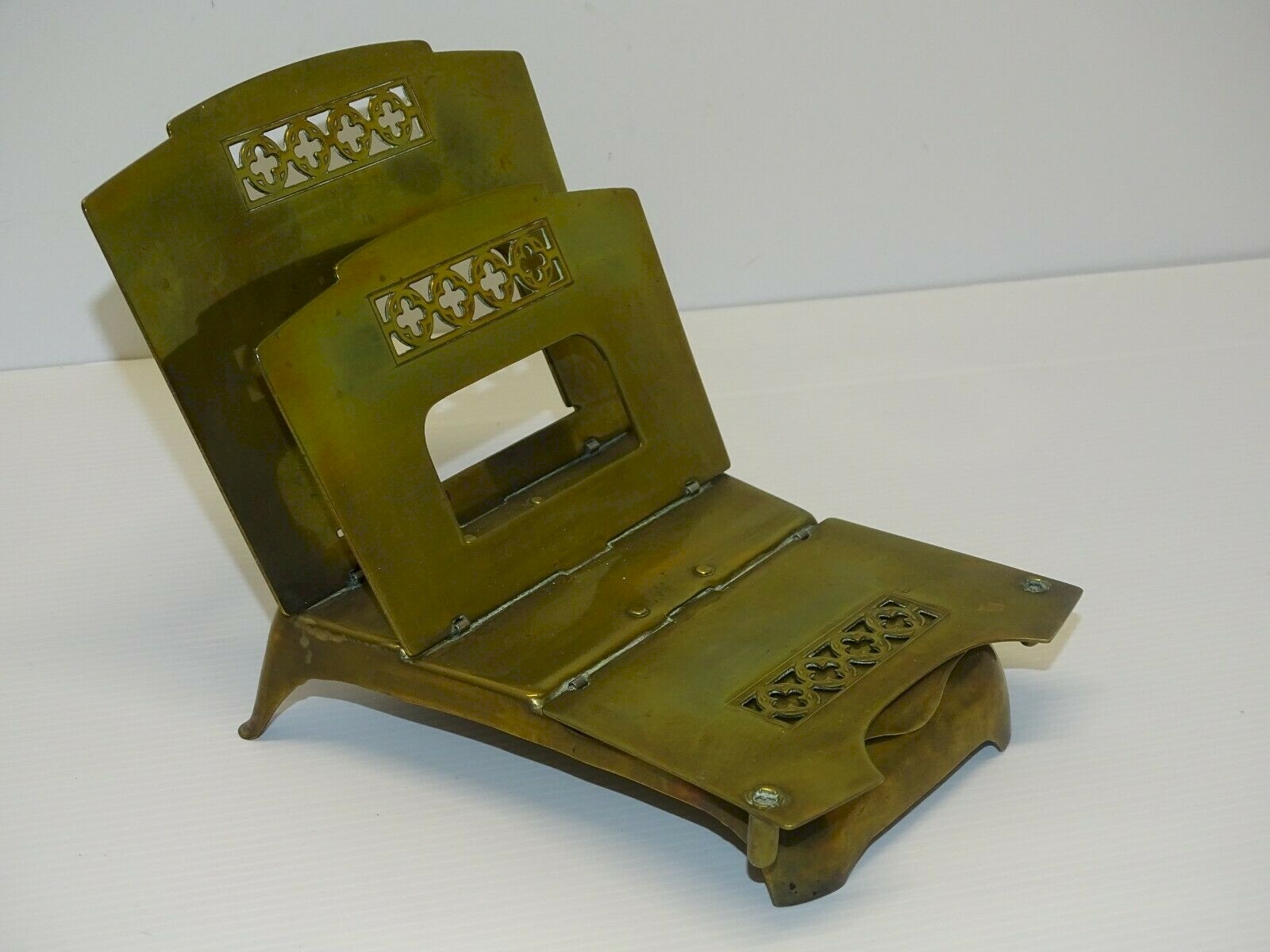 Porte-lettres Ancien En Laiton - Chat Assis Devant La Cheminée, Vintage