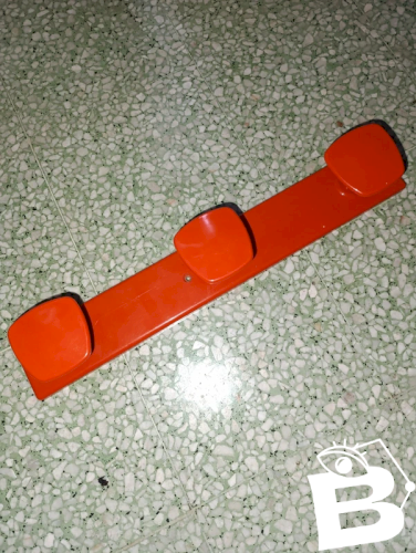 Ancien porte manteau a 3 patères vintage orange en bon état