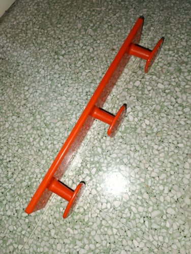 Ancien porte manteau a 3 patères vintage orange en bon état