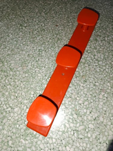 Ancien porte manteau a 3 patères vintage orange en bon état