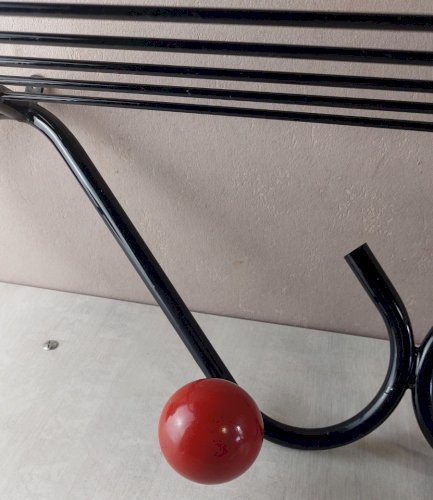 Ancien porte manteau mural, en fer + boules en bois, Roger Feraud, années 50