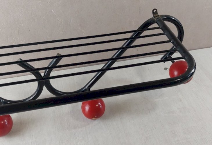 Ancien porte manteau mural, en fer + boules en bois, Roger Feraud, années 50