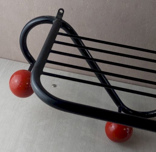 Ancien porte manteau mural, en fer + boules en bois, Roger Feraud, années 50