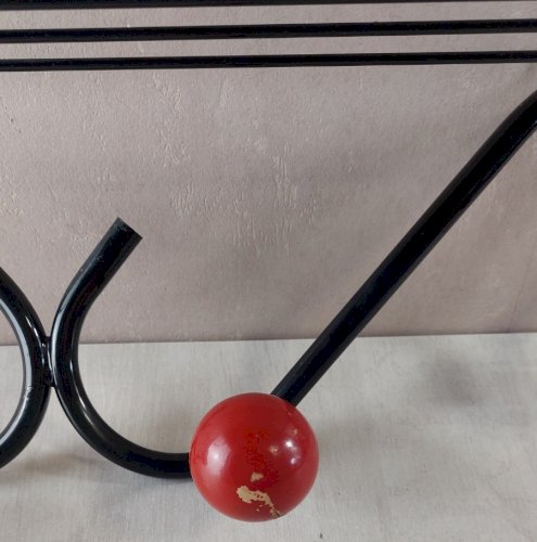 Ancien porte manteau mural, en fer + boules en bois, Roger Feraud, années 50