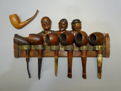- ANCIENT PIPE HOLDER wooden figures with articulated heads + 7 antique pipes