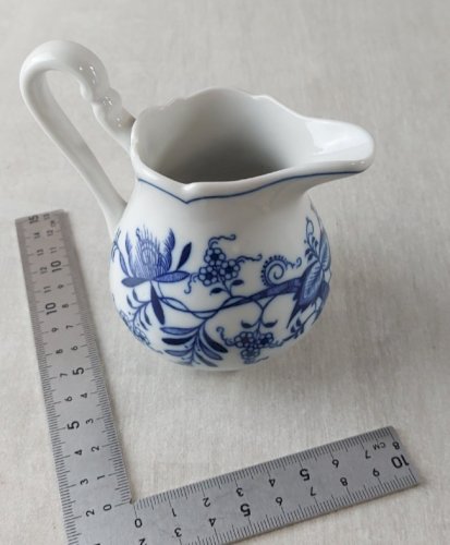 Ancien pot à lait, décor Blue Onion / en porcelaine de Tchécoslovaquie / Czech