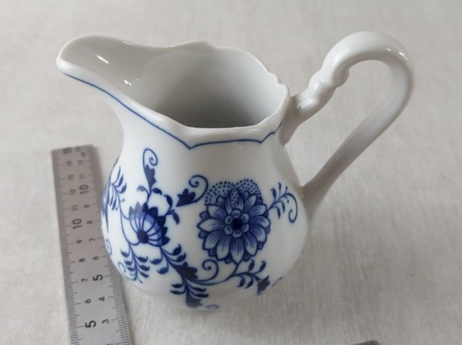 Ancien pot à lait, décor Blue Onion / en porcelaine de Tchécoslovaquie / Czech
