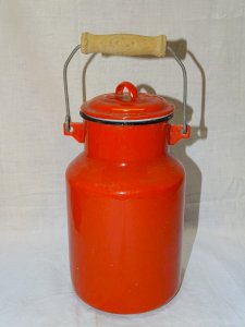 - ANCIENT RED ENAMELED TIN MILK JUG JAPY KITCHEN DECORATION COLLECTION D