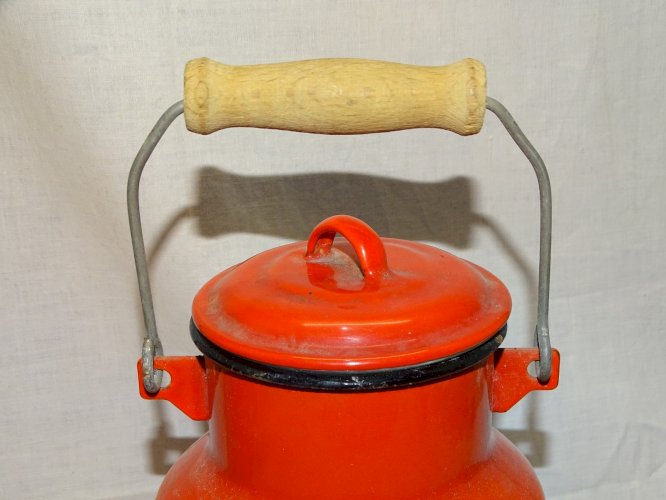 -ANCIEN POT A LAIT  TOLE EMAILLEE ROUGE JAPY DECO CUISINE COLLECTION    D