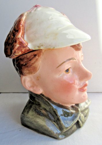 Ancien pot à tabac en céramique: Jeune garçon coiffé d'un bonnet à rabats