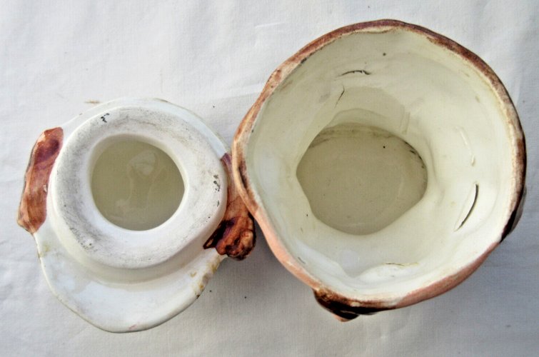 Ancien pot à tabac en céramique: Jeune garçon coiffé d'un bonnet à rabats