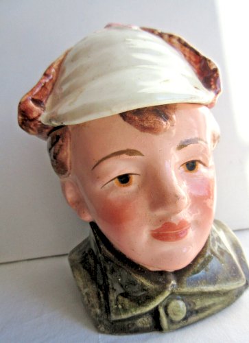 Ancien pot à tabac en céramique: Jeune garçon coiffé d'un bonnet à rabats