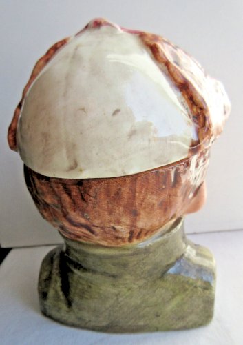 Ancien pot à tabac en céramique: Jeune garçon coiffé d'un bonnet à rabats