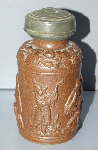 -ANCIEN POT A TABAC GRES de BEAUVAISIS PERSONNAGES en APPLIQUE FUMEUR VITRINE D