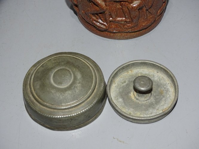 -ANCIEN POT A TABAC GRES de BEAUVAISIS PERSONNAGES en APPLIQUE FUMEUR VITRINE D