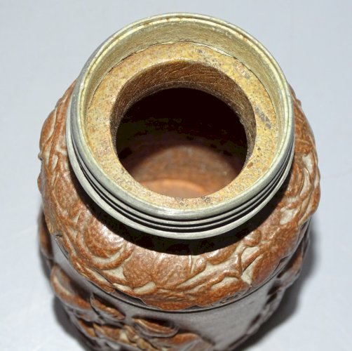 -ANCIEN POT A TABAC GRES de BEAUVAISIS PERSONNAGES en APPLIQUE FUMEUR VITRINE D
